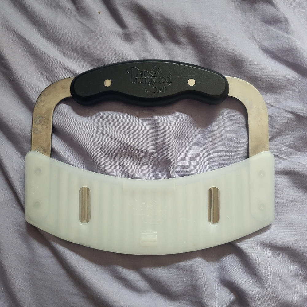 The Pampered Chef Crinkle Cutter w/Blade Guard